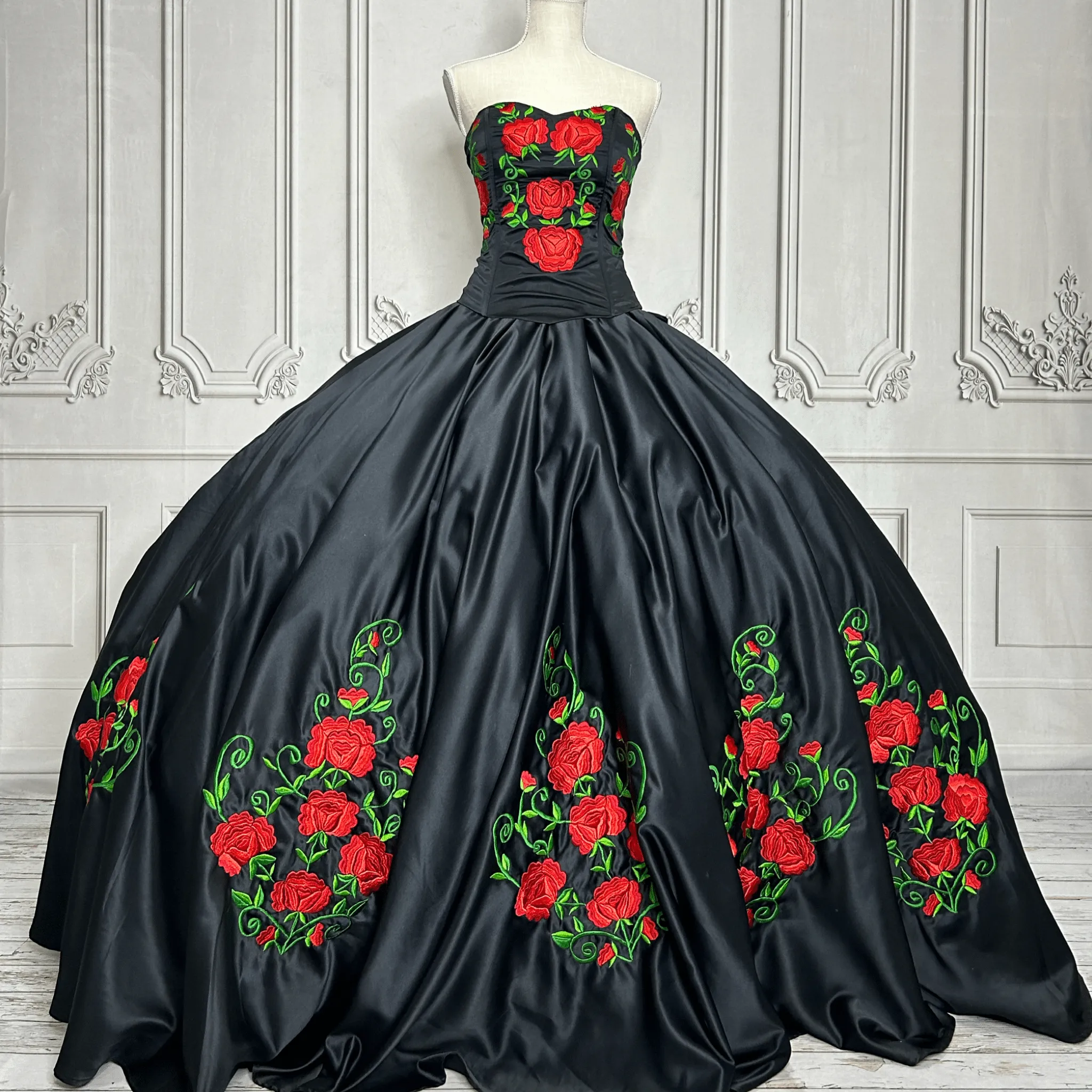 Embroidered Mexican Quinceanera Dress - Rosas Rojas