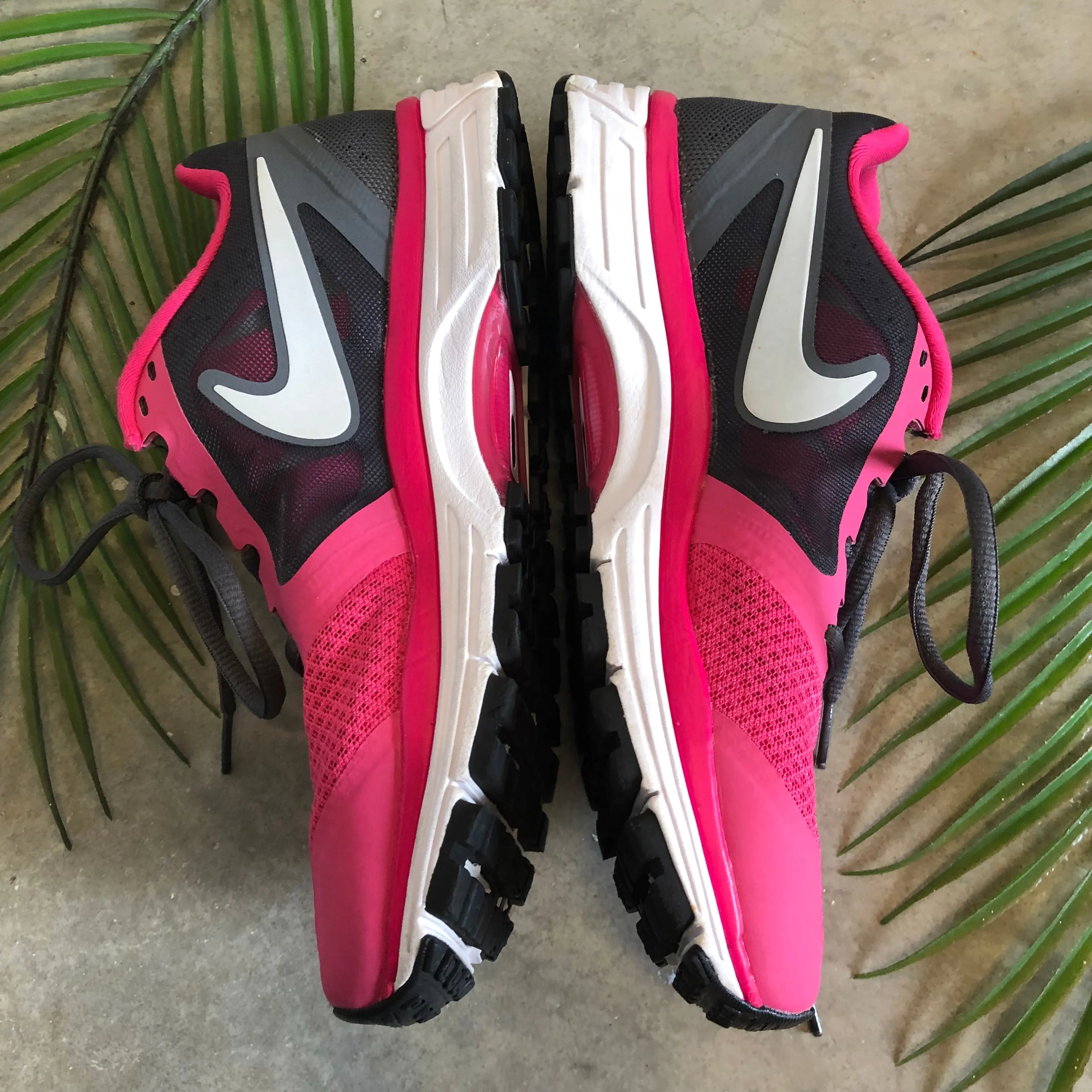 Nike Vomero 8 Running Shoes - Size 7